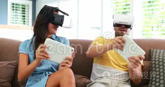 在客厅使用虚拟现实耳机的情侣视频