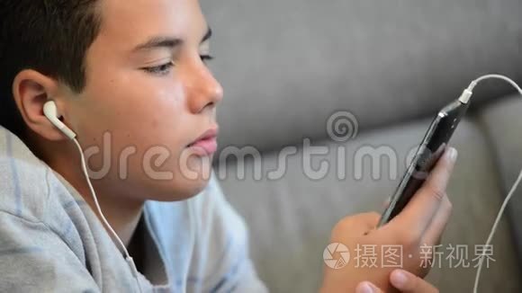 少年躺在手机里听音乐视频