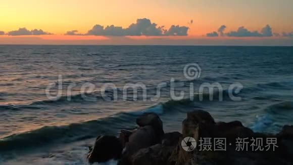 夕阳下的大海。 傍晚美丽的海滨.