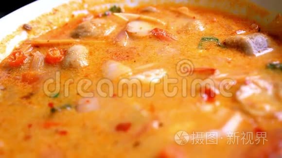 泰国汤、鲜虾和橘色混合蔬菜