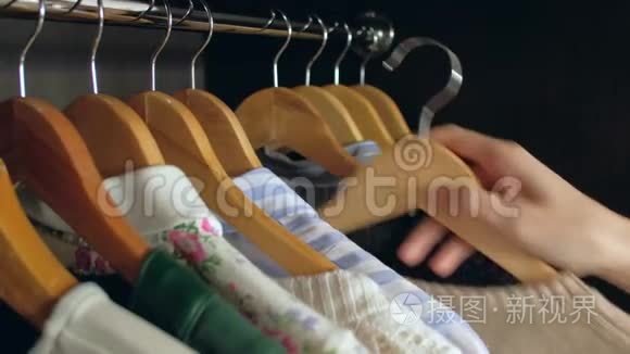 女人在衣柜里选择衣服视频