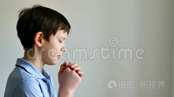 少年男孩祈祷信仰上帝视频