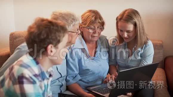老年人在笔记本电脑里学习工作视频