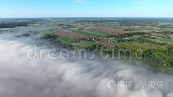 飞在陆地上的雾视频