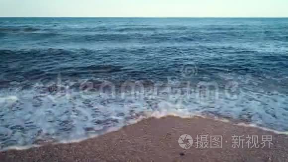 美丽的晨海上的海浪视频