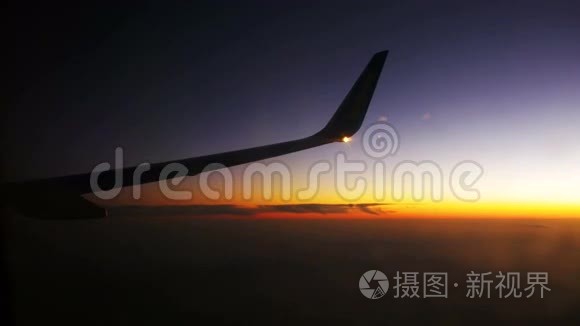 在日落背景下飞行的客机视频