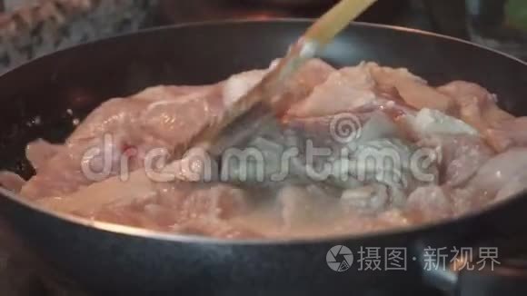 在煎锅里煮鸡肉.