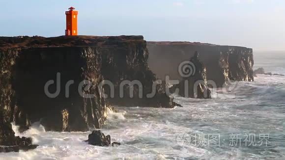 冰岛黑色岩石的波浪破碎