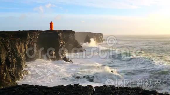 冰岛黑色岩石的波浪破碎