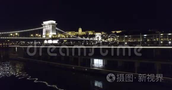 布达佩斯美丽桥梁的空中夜景视频