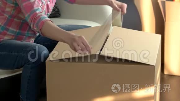 女人包装纸板箱。