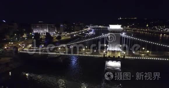 布达佩斯美丽桥梁的空中夜景视频