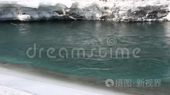 俄罗斯阿尔泰山河早春冰雪融化视频