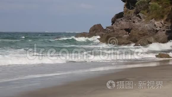 波浪和岩石