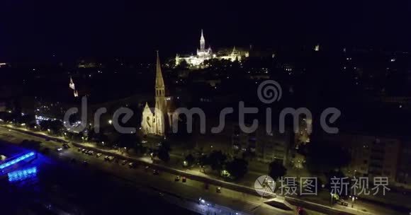 布达佩斯美丽桥梁的空中夜景视频