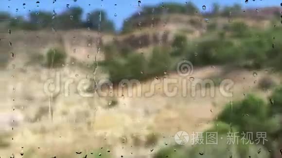 大雨过后从火车车窗观看风景视频