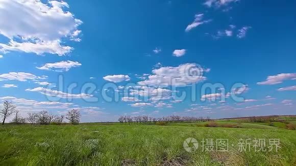 绿色的田野和多云的天空视频