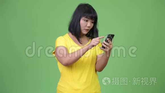 美丽的亚洲女人用电话接坏消息