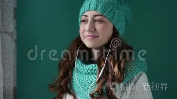 戴着针织帽子听音乐的漂亮女孩视频