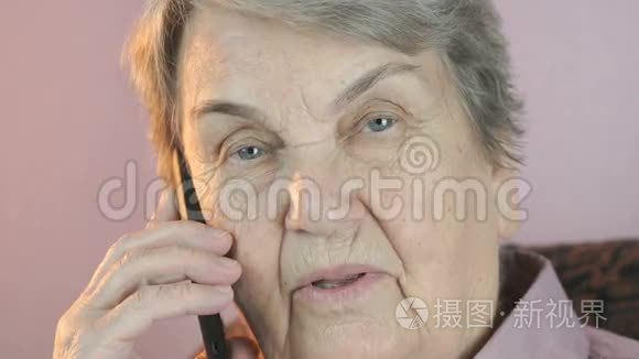 老年妇女微笑着谈论智能手机视频