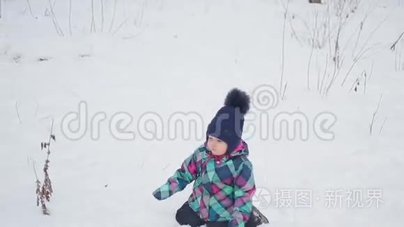 小女孩在玩雪视频