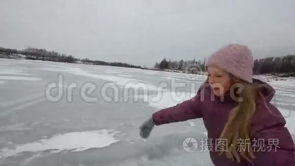 小女孩在冰湖上滑冰视频