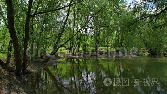 湖泊的超宽景观全景