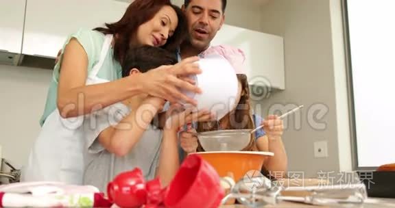 父母和孩子一起烘焙视频