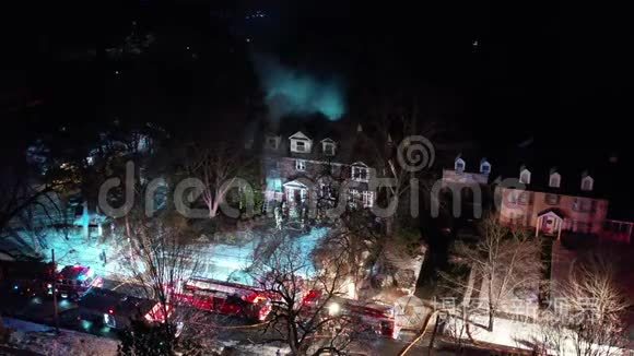 火灾现场消防车及设备的鸟瞰图视频
