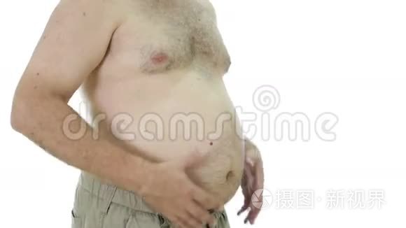 肥胖男子挤压脂肪的胃