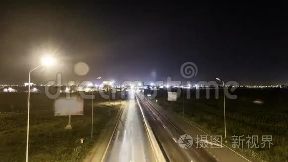 夜间高速公路上的SundownTime-light小路上的速度交通