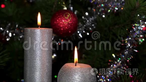 节日灯前点燃的蜡烛圣诞树视频