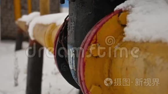 雪气中的黄气管道冬季取暖视频