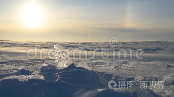 暴风雪中无边无际的冰雪景观