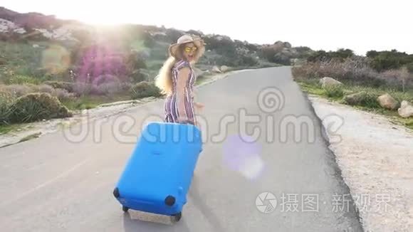 带着行李箱的女旅行者