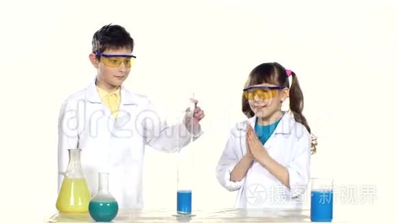 两个可爱的化学家孩子很有趣