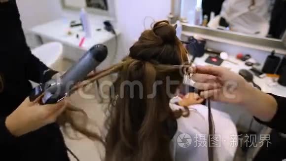 美发师在美容院做美发女郎视频