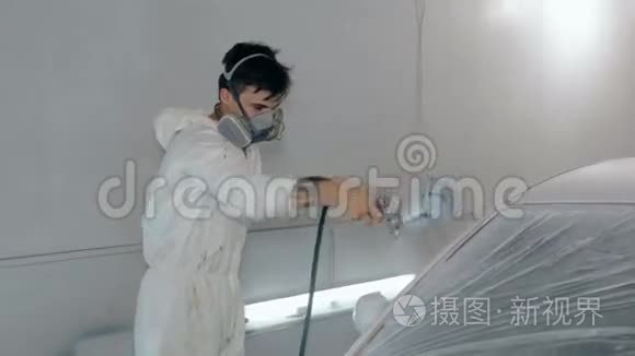中档工人用白色油漆油漆汽车视频