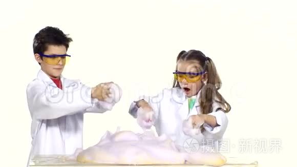两个可爱的化学家孩子很有趣视频