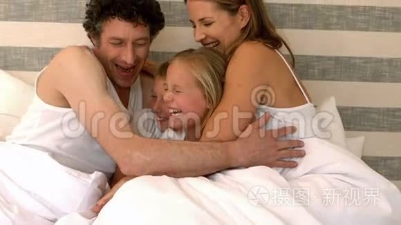 可爱的一家人在床上拥抱视频