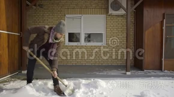 打扫卫生的人在院子里铲雪视频