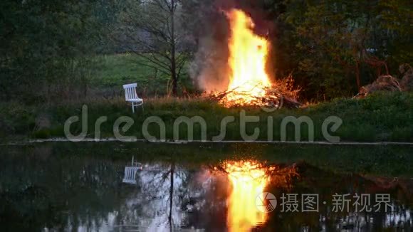 春天傍晚池塘附近的农场失火视频