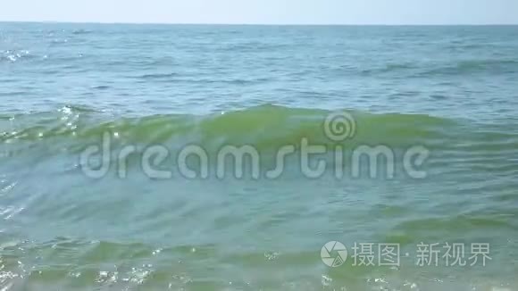 大海上的波浪，海洋。 海滩。