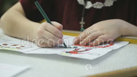 无名小女孩用毛毡尖画画