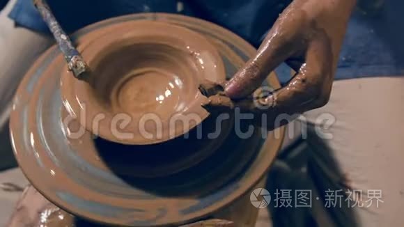 在传统陶罐上工作的工匠视频