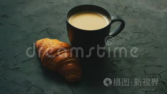 一杯咖啡和牛角面包视频