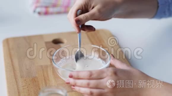 准备婴儿或婴儿配方奶粉的妇女视频