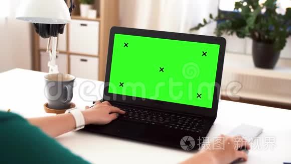 家里有绿色电脑屏幕的女人视频