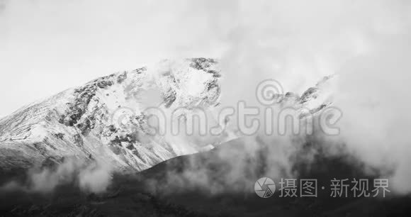 积雪覆盖的大山上有4k片时移云团。