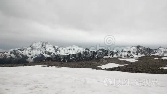 西兰雪山全景和直升机上的直升机..